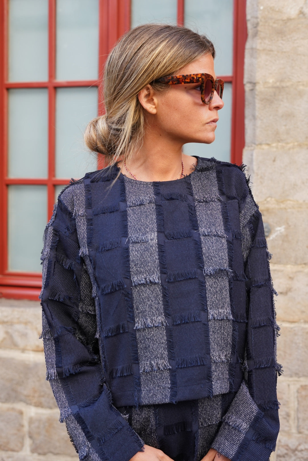 A cropped cut and fringes, nothing better as a piece that stands out from the crowd with the Anatole top with navy fringes. 