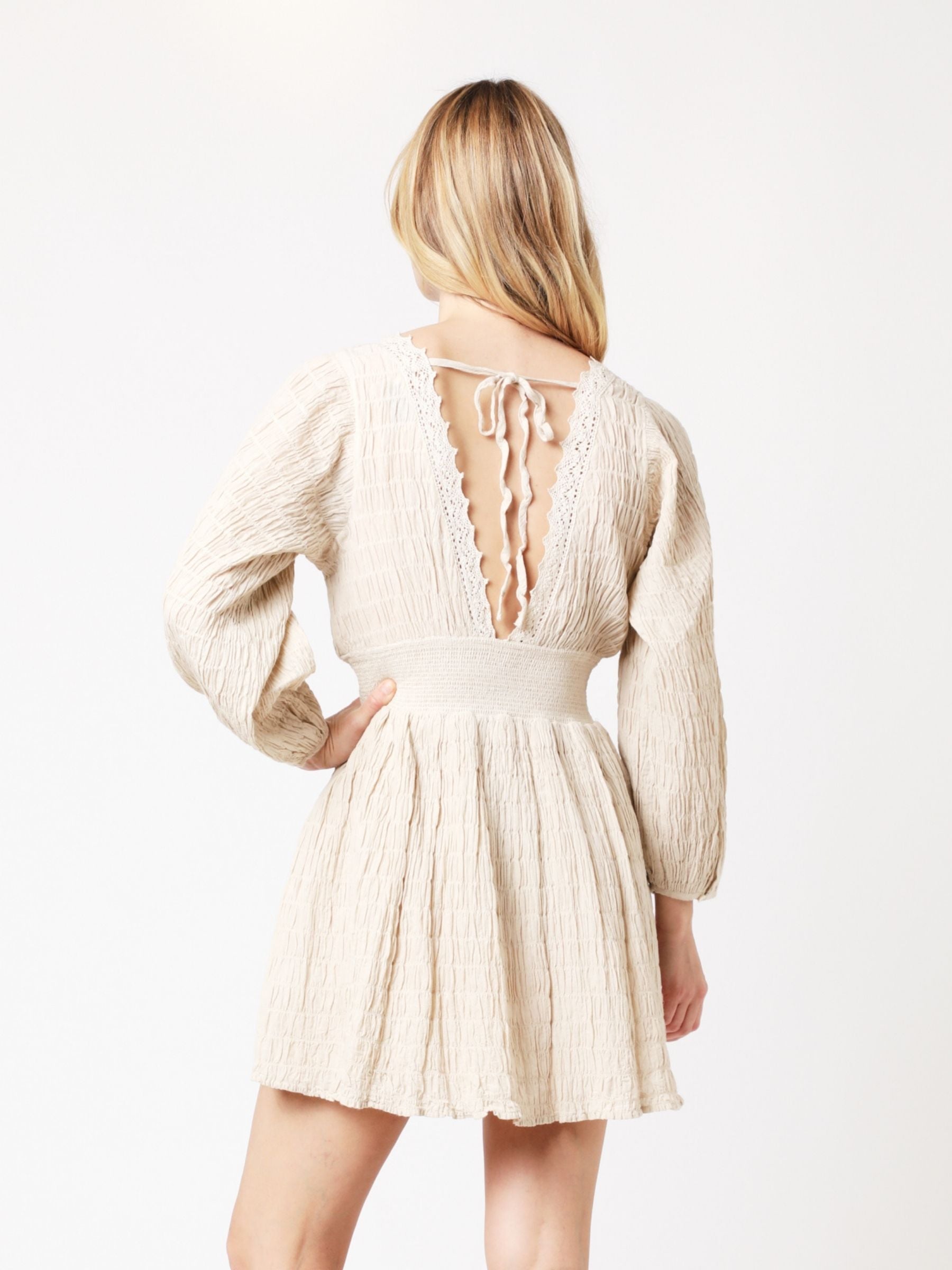 Berenice - Vestido Corto Liso Bordado - Beige
