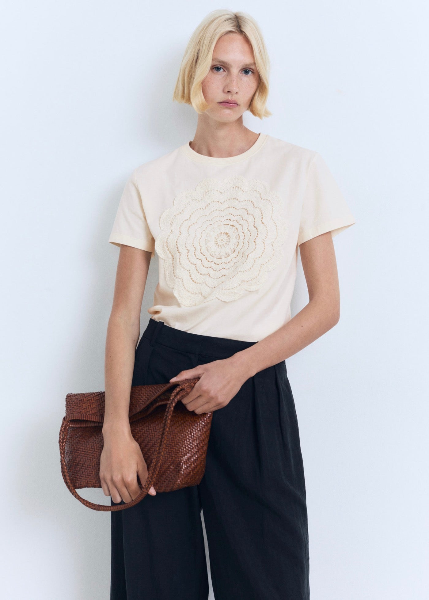 T-Shirt Brodé Fleur En Crochet