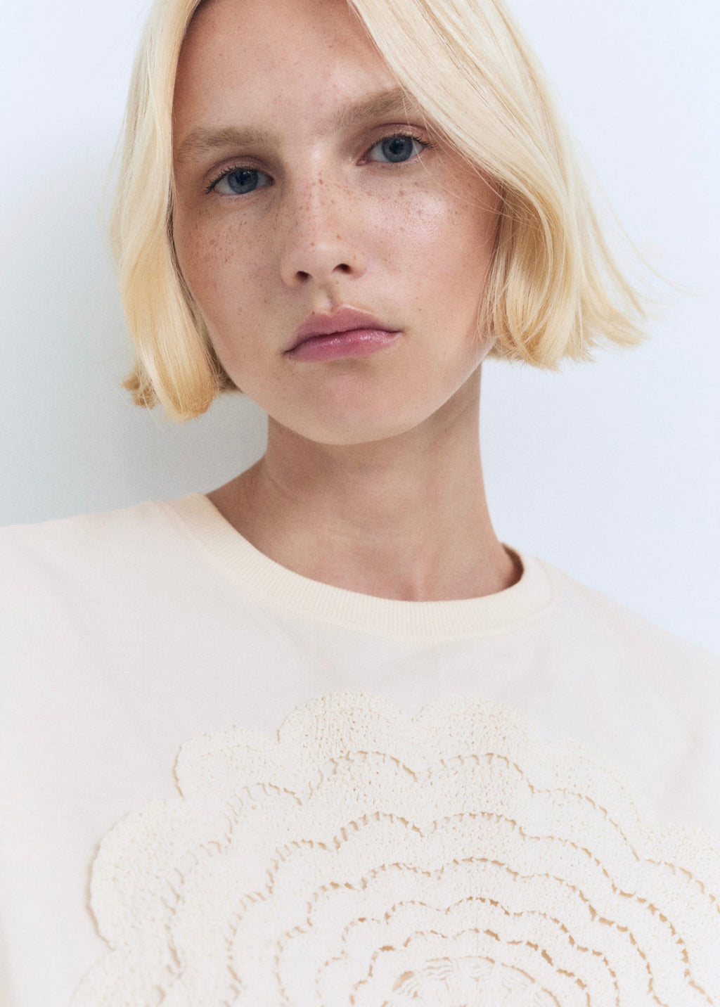 T-Shirt Brodé Fleur En Crochet