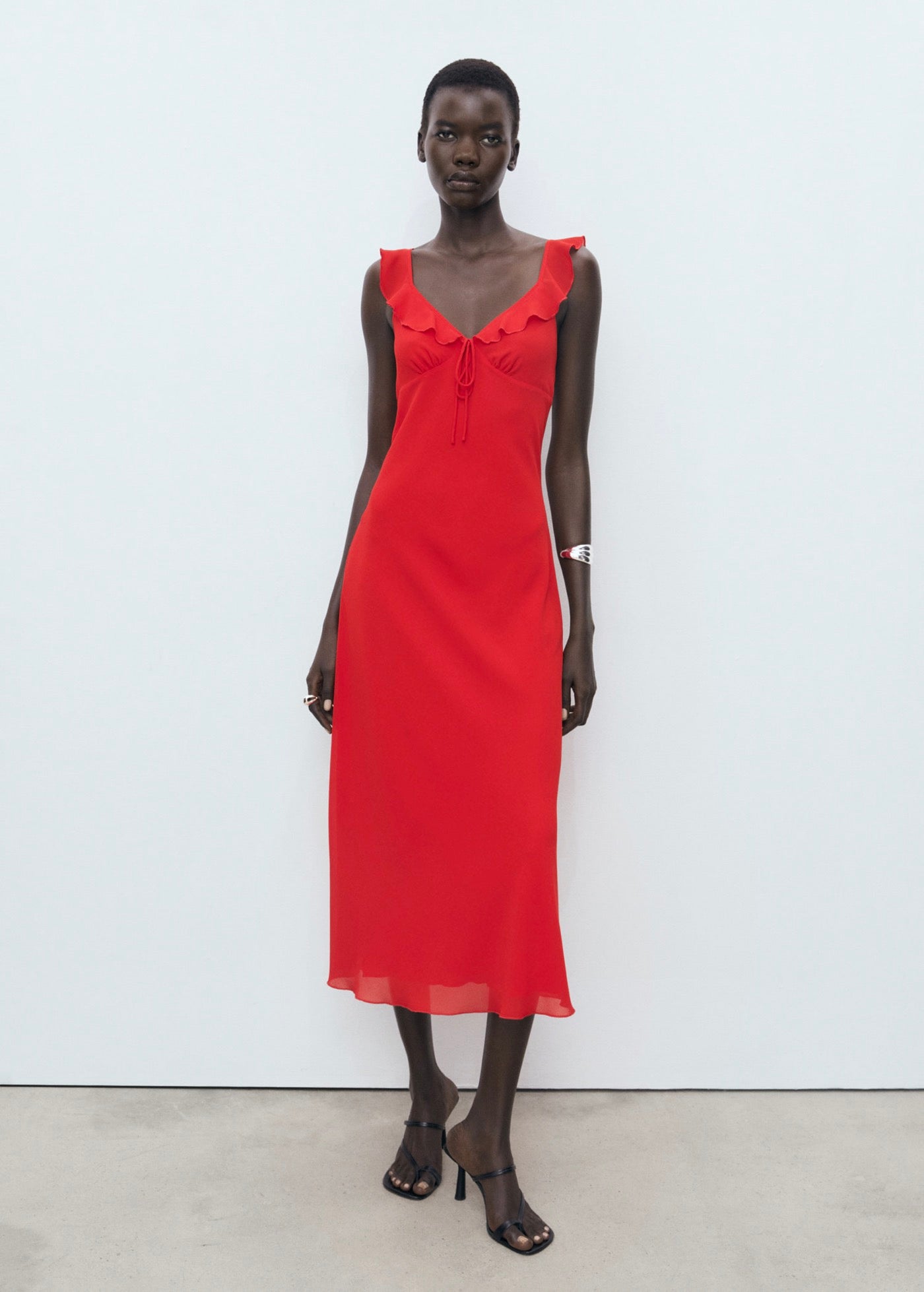 Robe Midi Avec Encolure À Volants