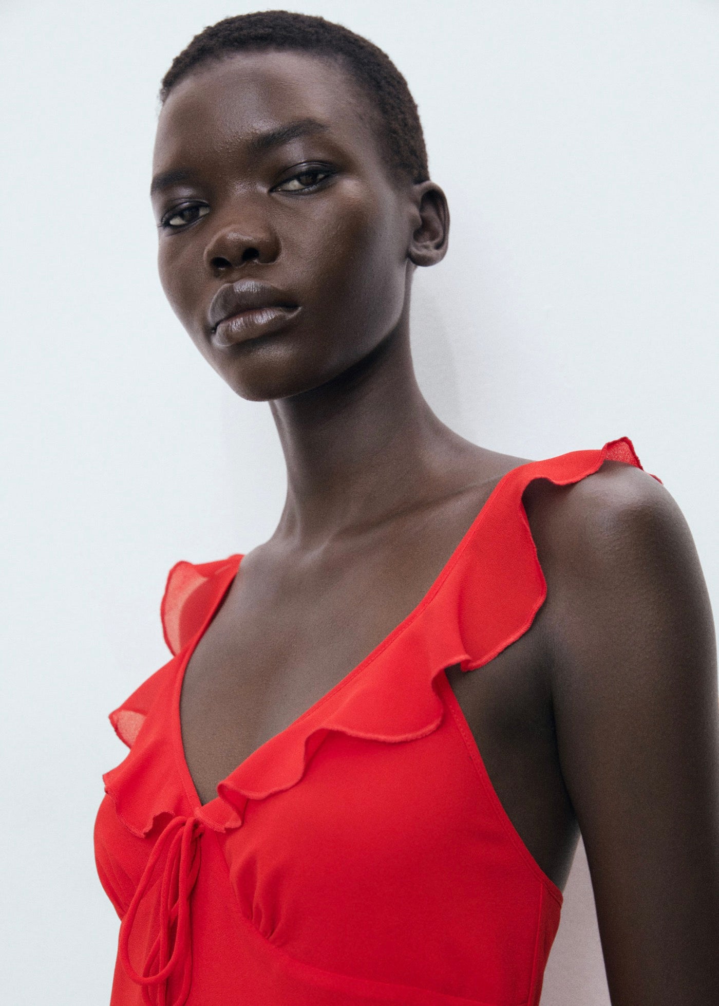 Robe Midi Avec Encolure À Volants