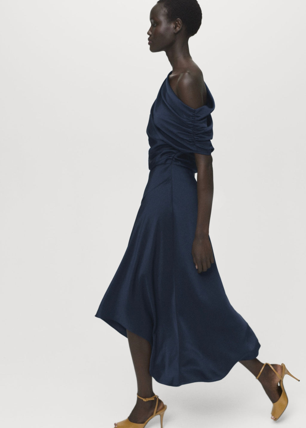 Robe Satinée Asymétrique