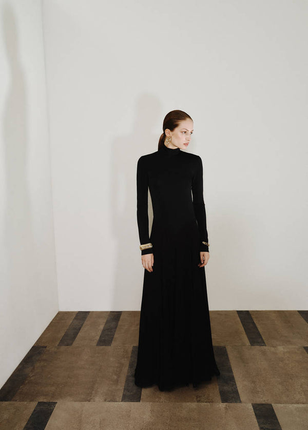 Ausgestelltes Kleid Mit Stehkragen