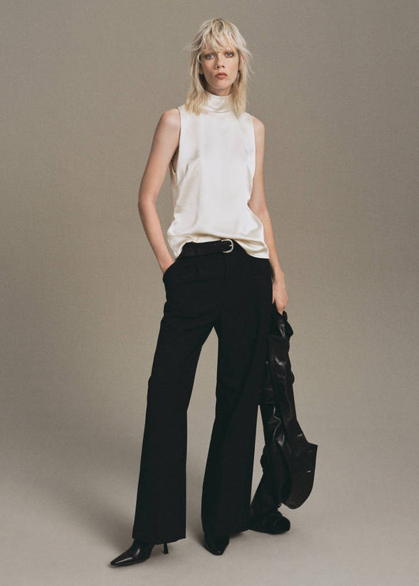 Blusa Satinada Con Cuello Vuelto