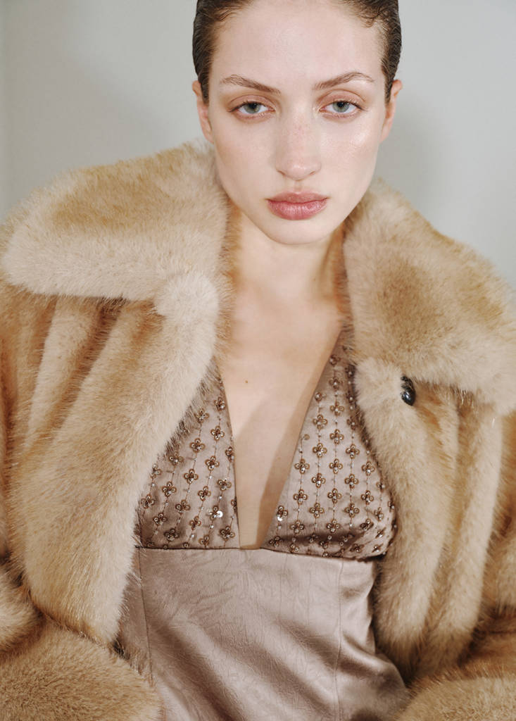 Robe Satinée Encolure Paillettes