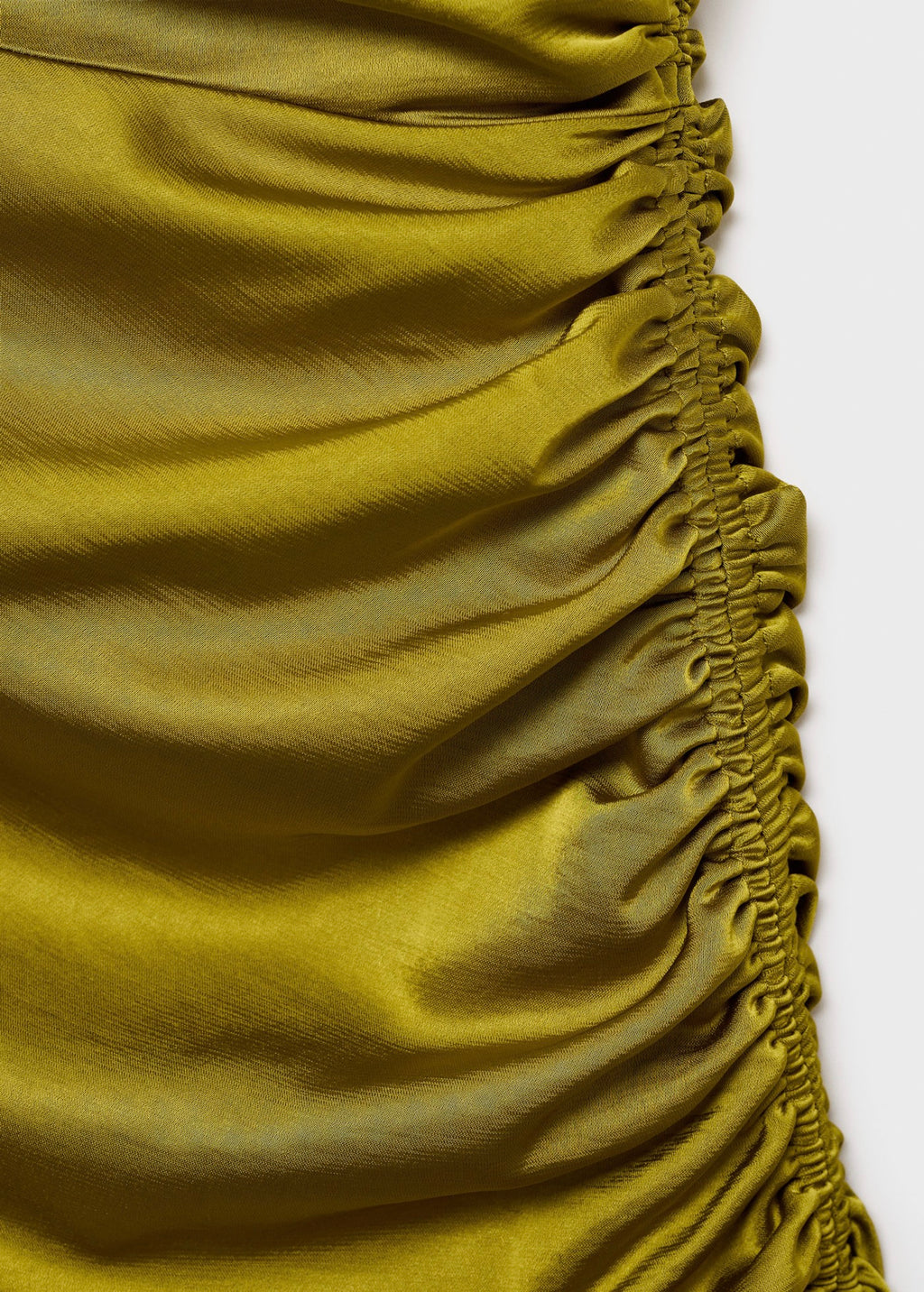 Robe Asymétrique Satinée Avec Fronce Latérale