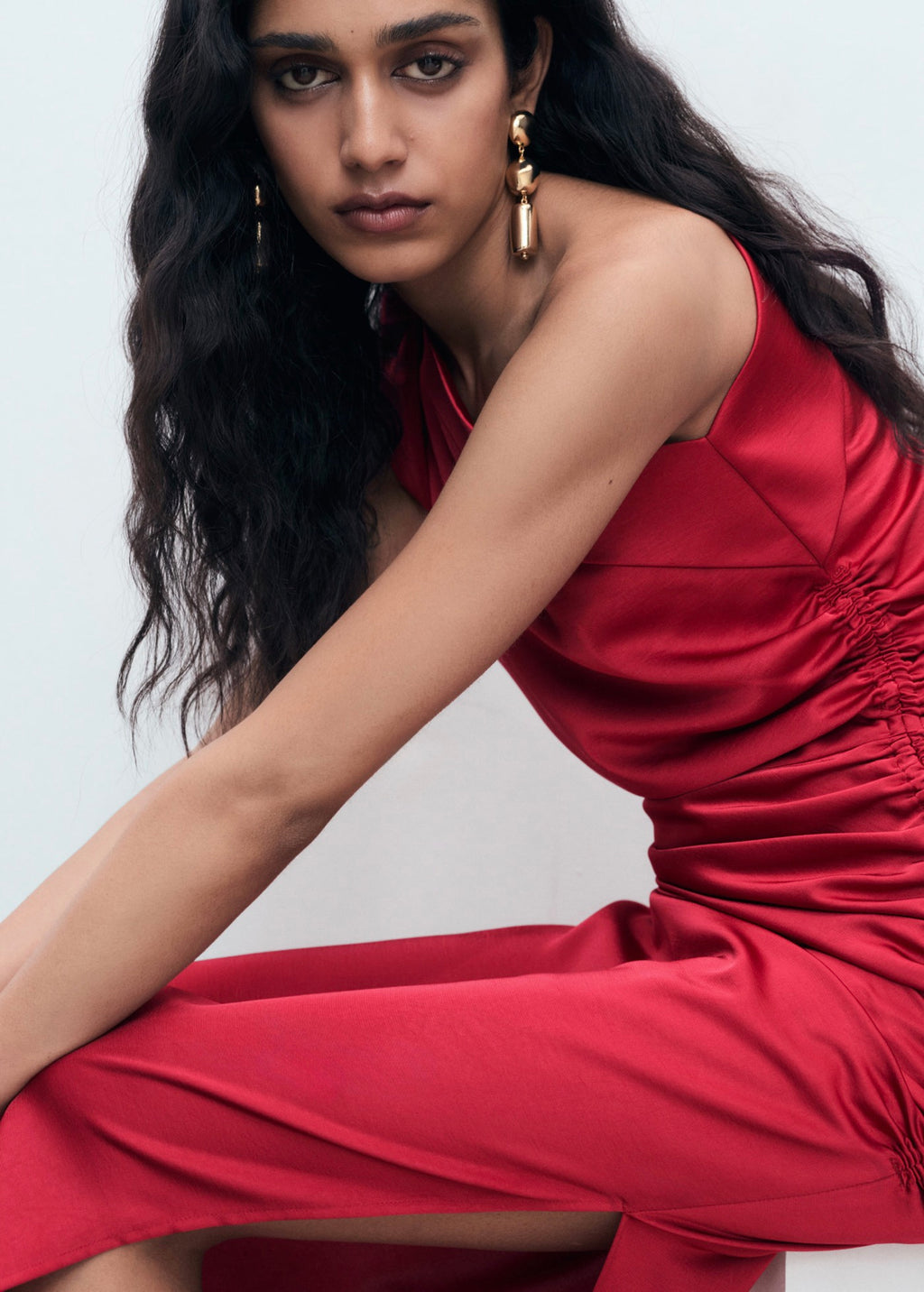 Robe Asymétrique Satinée Avec Fronce Latérale
