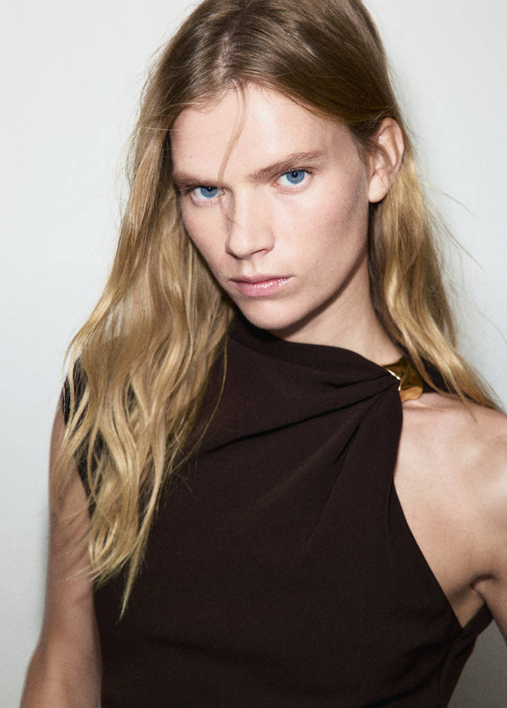 Robe À Col Asymétrique Avec Détail Métallique