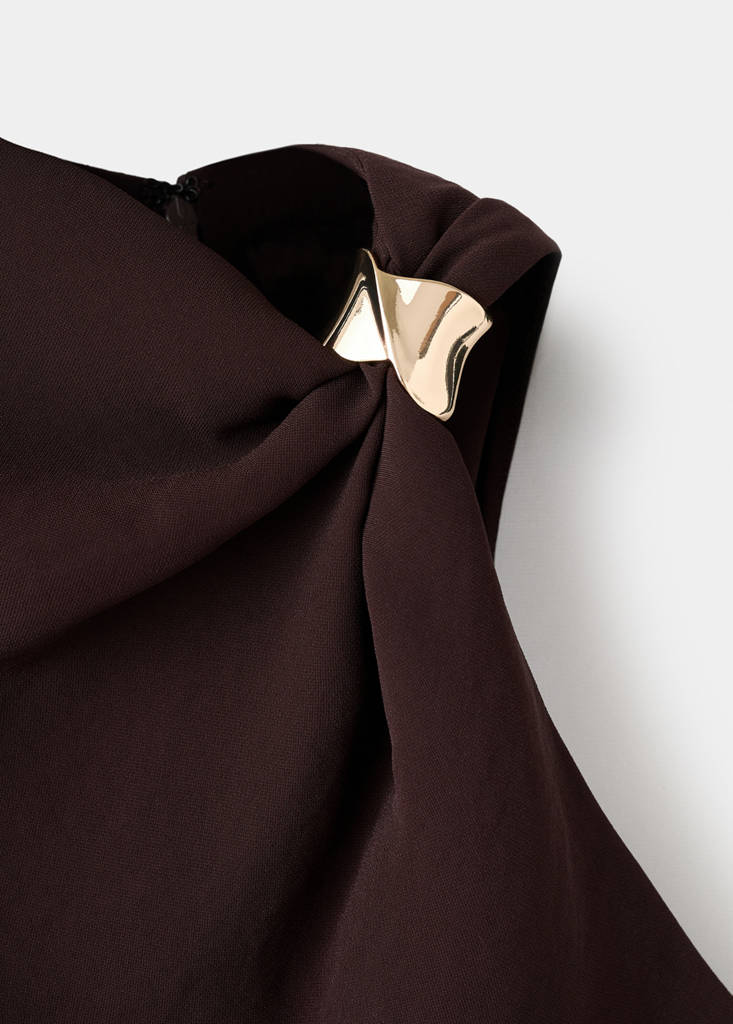 Robe À Col Asymétrique Avec Détail Métallique