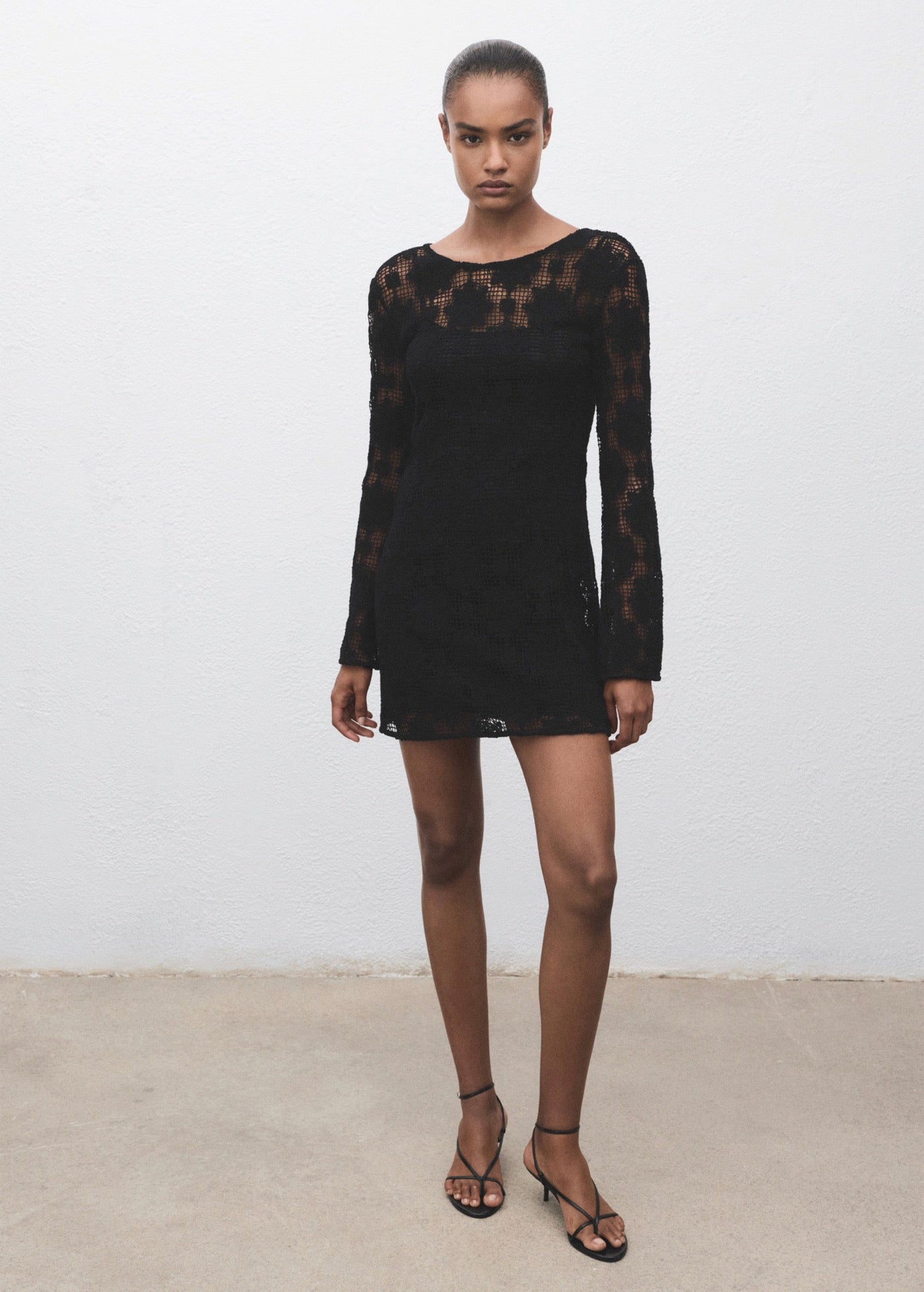 Robe Crochet Décolletée Dans Le Dos