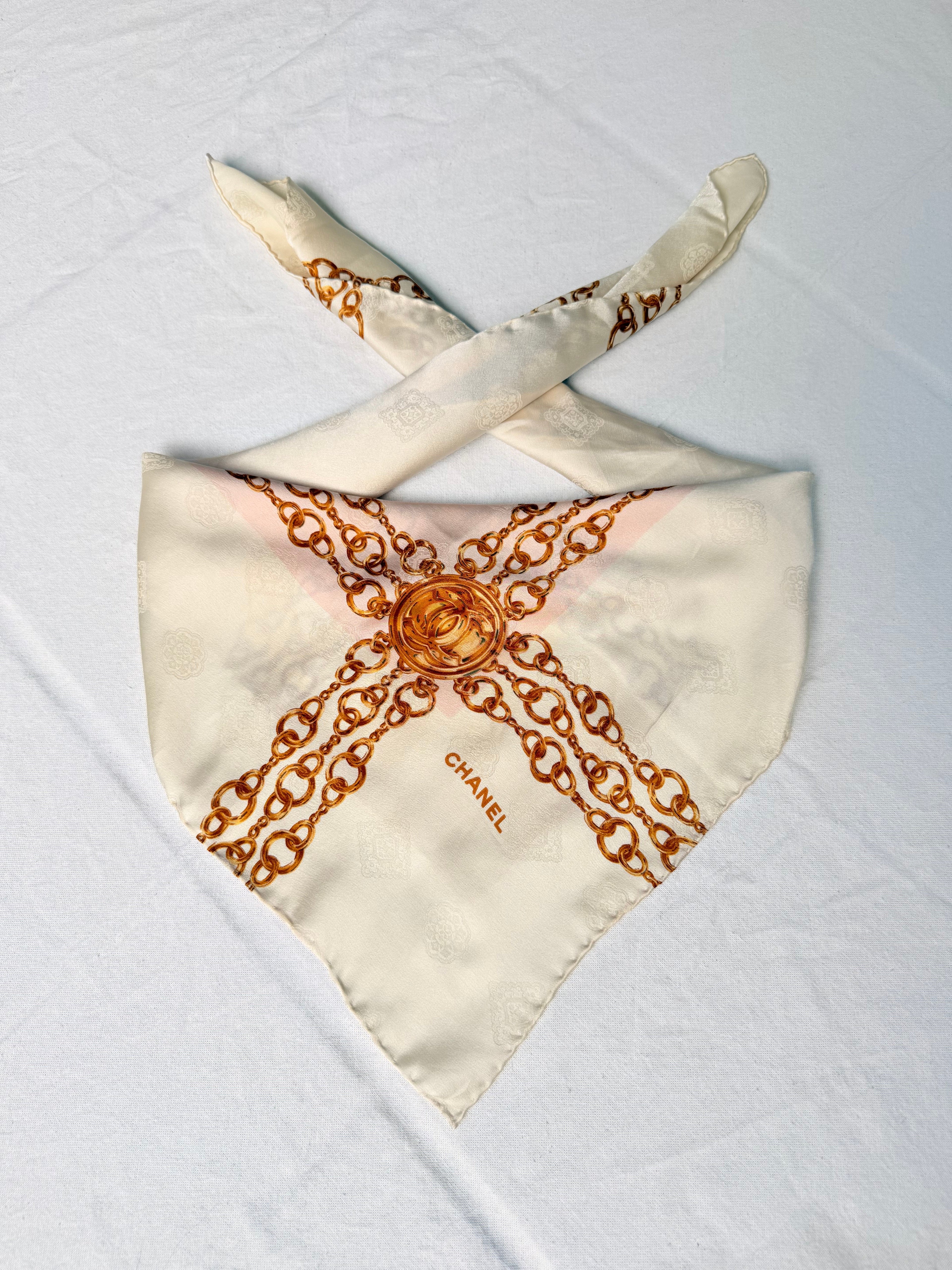 Foulard Chanel - Modèle Rose Pâle Et Blanc