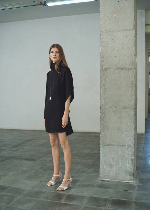 Kleid Mit Asymmetrischen Ärmeln Und Stehkragen