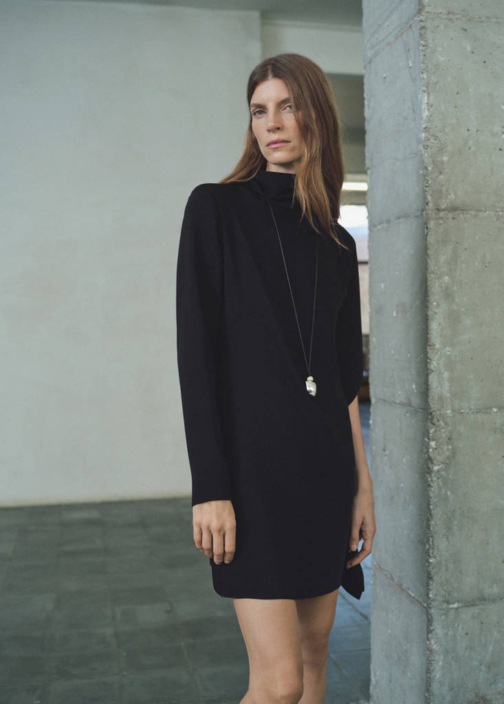 Robe À Manches Asymétriques Et Col Montant