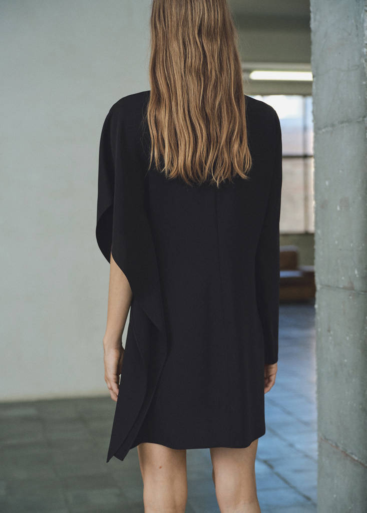 Robe À Manches Asymétriques Et Col Montant