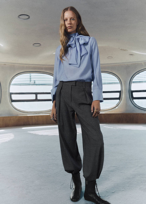 Blusa Texturada Con Pañuelo