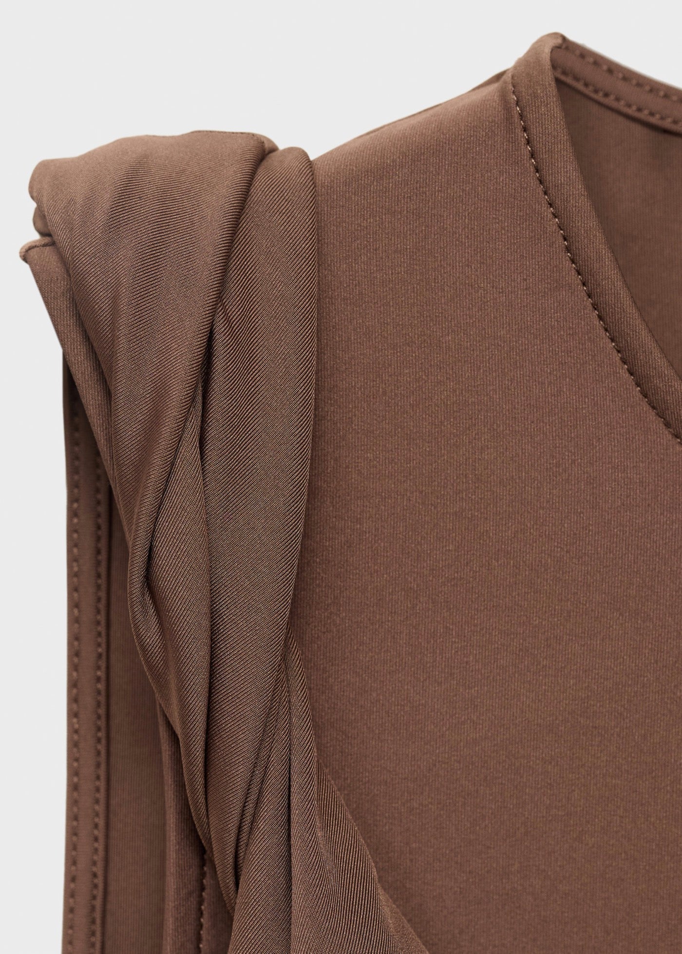 Robe Drapée À Bretelles Asymétriques