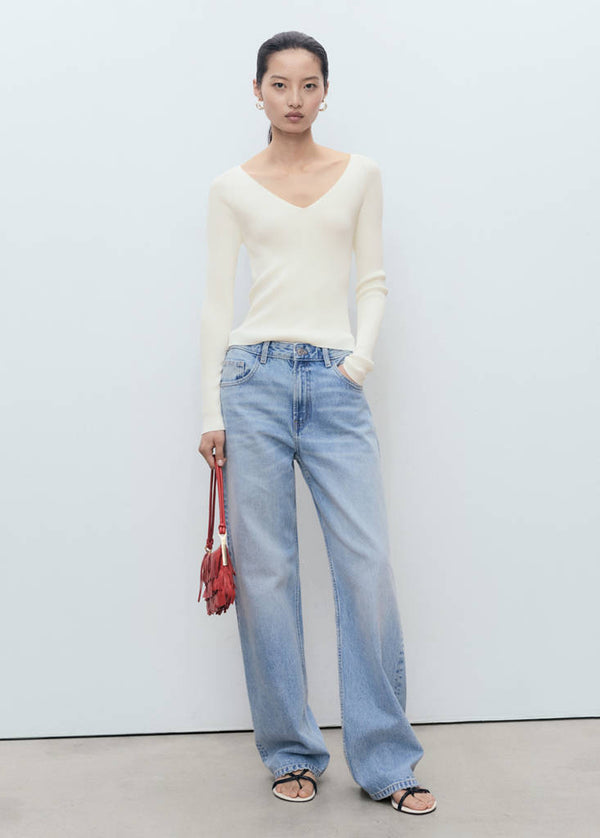 Ribstrikket pullover med V-hals