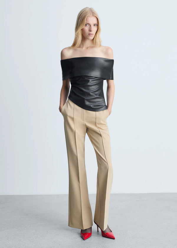 Top in pelle sintetica con spalle scoperte