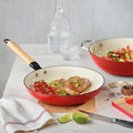 Padella in ghisa smaltata da 24 cm con manico in legno - bianco / rosso