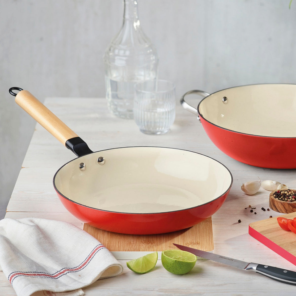 Padella in ghisa smaltata da 24 cm con manico in legno - bianco / rosso