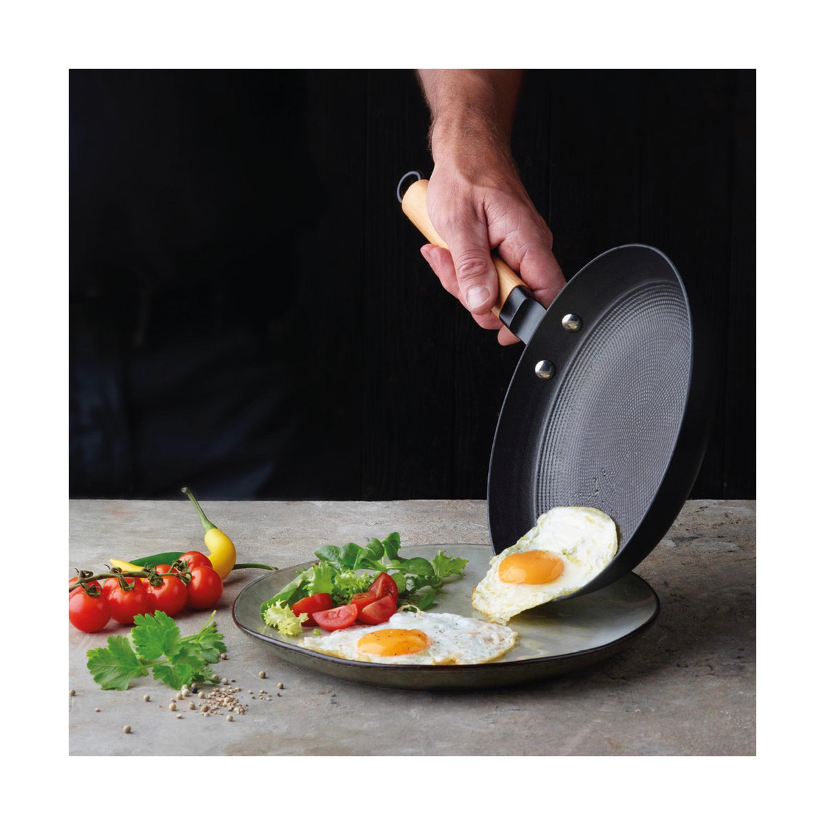 Cast Iron Wok with Honeycomb Structure and Wooden Handles - Black