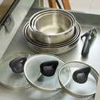 Set De 3 Casseroles En Inox + 2 Poêles + 1 Poignée Amovible + 3 Couvercles Passoires Avec Manche En Inox - Argenté / Noir / Rouge
