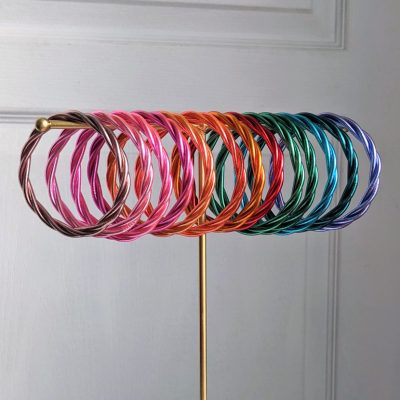 Brazalete budista retorcido - oro claro