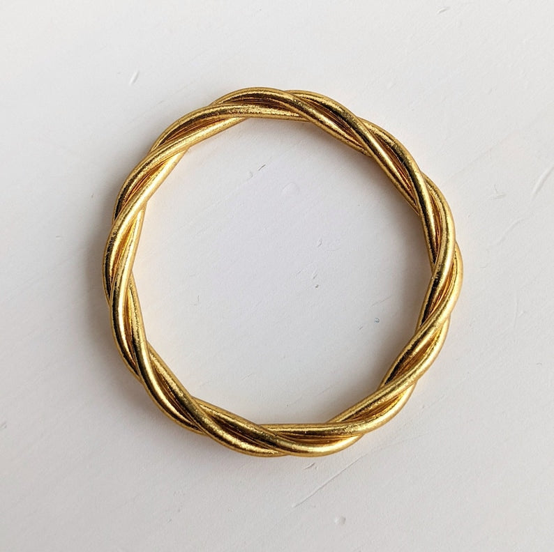 Brazalete budista retorcido - oro claro