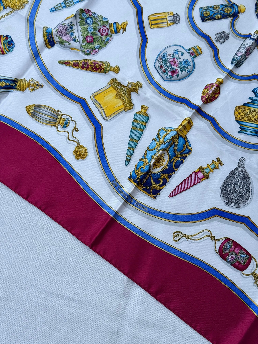 Foulard Hermès – Modèle Flacons
