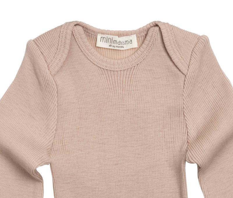 Camiseta Aspen de lana merino color arena - Selección Minimalisma disponible en amaetc.com, concept store ecológico para niños