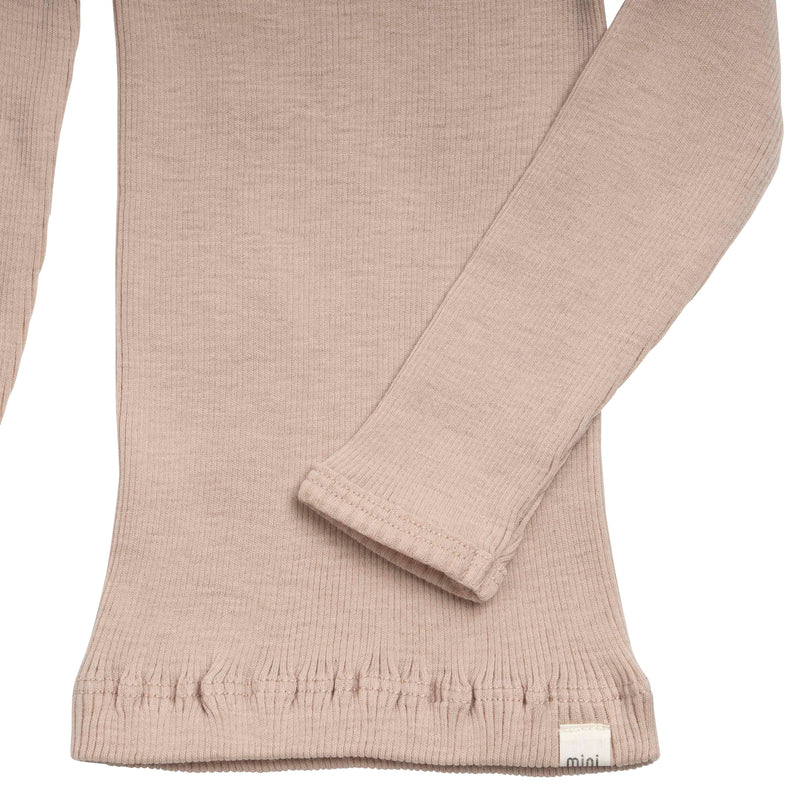 Camiseta Aspen de lana merino color arena - Selección Minimalisma disponible en amaetc.com, concept store ecológico para niños