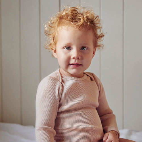 Camiseta Aspen de lana merino color arena - Selección Minimalisma disponible en amaetc.com, concept store ecológico para niños