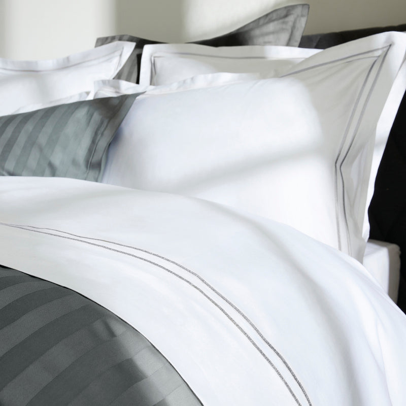 Paris - Housse De Couette + 2 Taies D'Oreiller - Satin De Coton - Gris / Blanc
