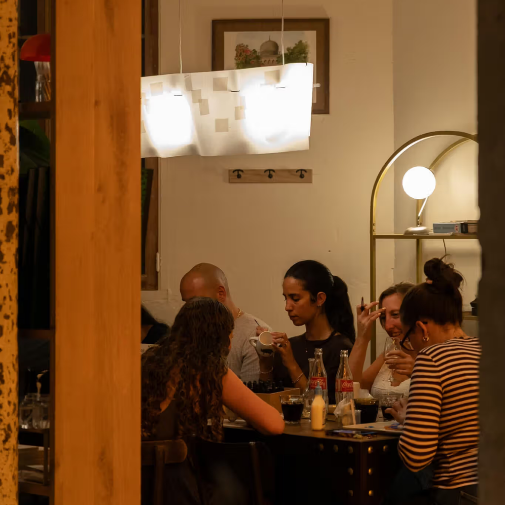 Dipingi il tuo pezzo in ceramica davanti a un caffè - Parigi - 1 posto