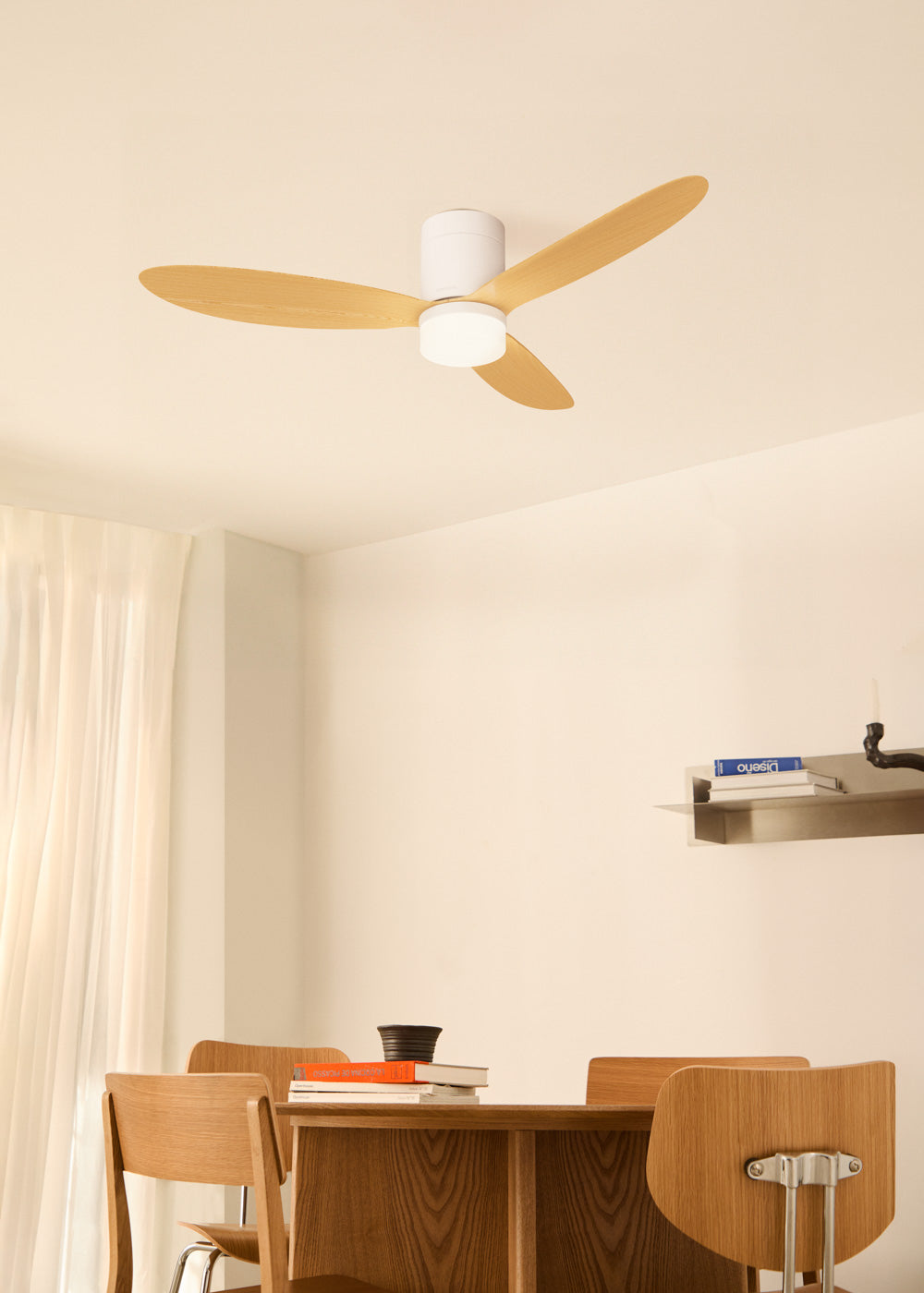 Wind Lite M - Ventilador De Techo Silencioso Para Interior Y Exterior - Con Luz Y Mando A Distancia - Blanco Y Madera Clara