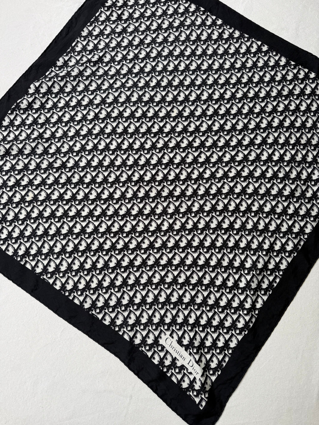 Foulard Christian Dior – Modèle Monogramme Noir