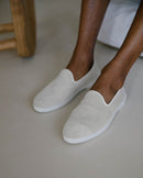 Chausson homme velours beige Angarde porté close up