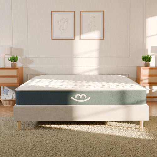 Le matelas mila dans une chambre lumineuse avec un rayon de soleil