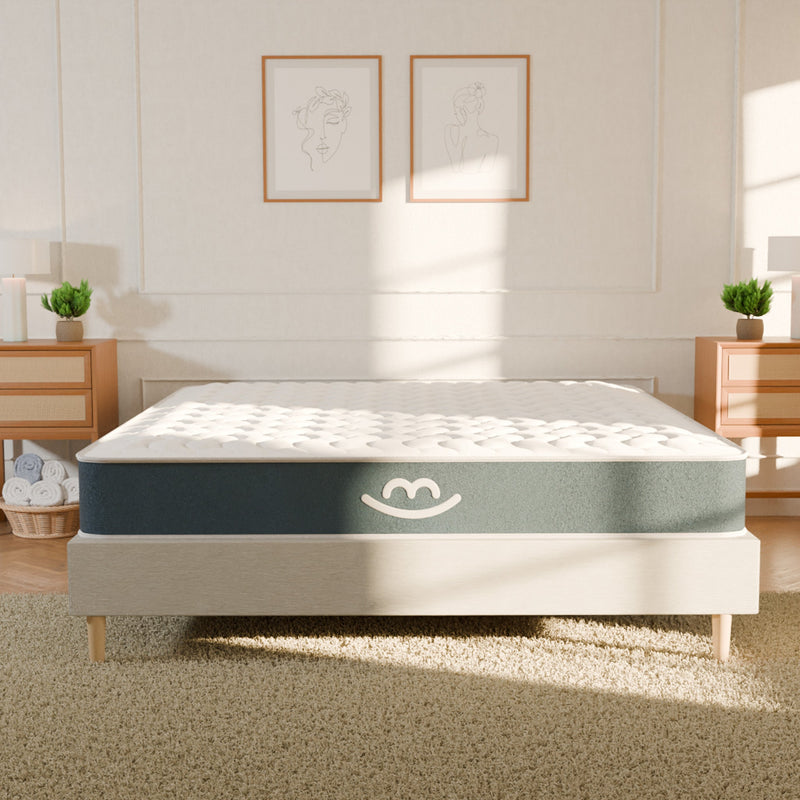 Le matelas mila dans une chambre lumineuse avec un rayon de soleil