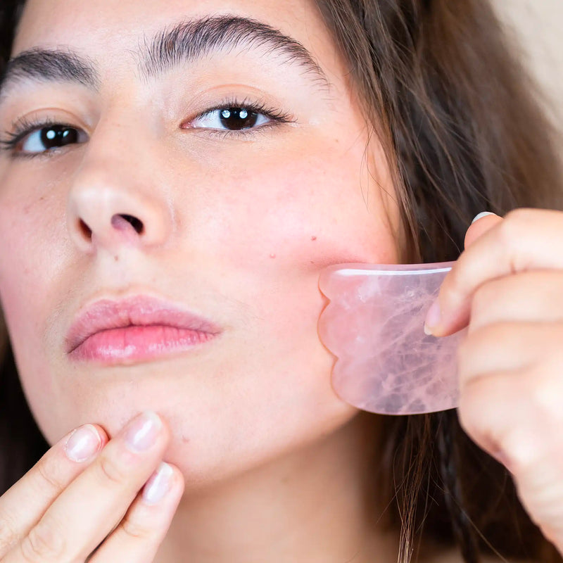 Le duo Lift & WakeUp composé d'une huile de nuit et d'un gua sha en quartz