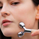 Le roller multi-têtes composé d'un gua sha, d'un roller en obsidienne et d'un boulado.