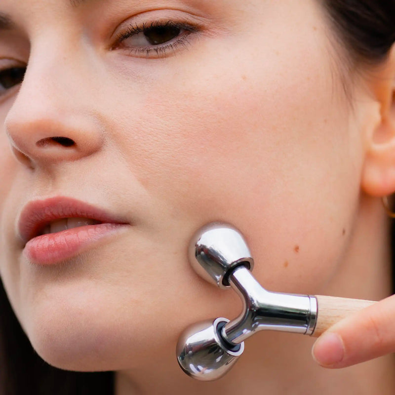 Le roller multi-têtes composé d'un gua sha, d'un roller en obsidienne et d'un boulado.
