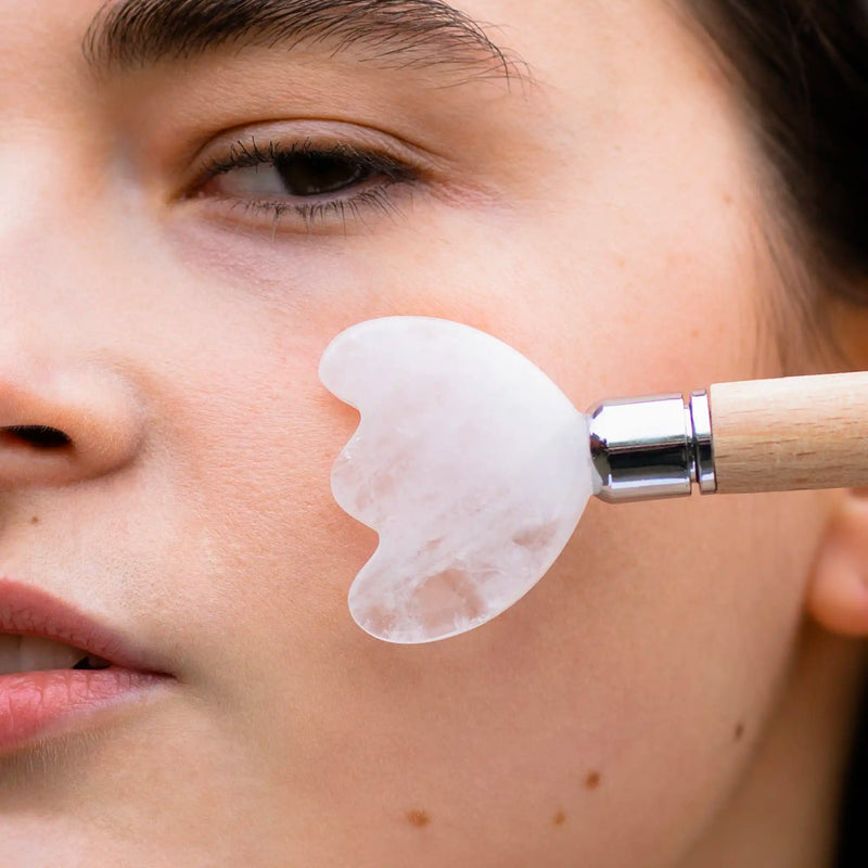 Le roller multi-têtes composé d'un gua sha, d'un roller en obsidienne et d'un boulado.