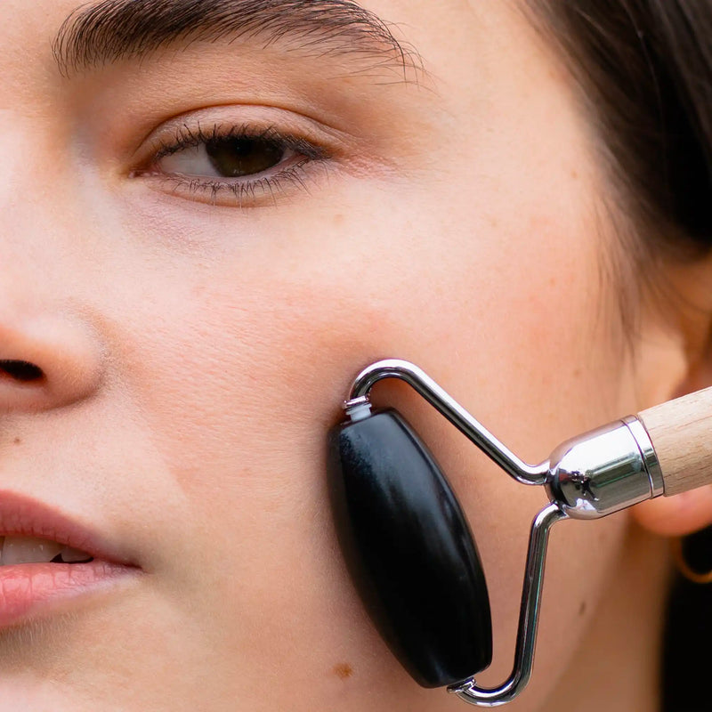 Le roller multi-têtes composé d'un gua sha, d'un roller en obsidienne et d'un boulado.