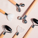 Le roller multi-têtes composé d'un gua sha, d'un roller en obsidienne et d'un boulado.