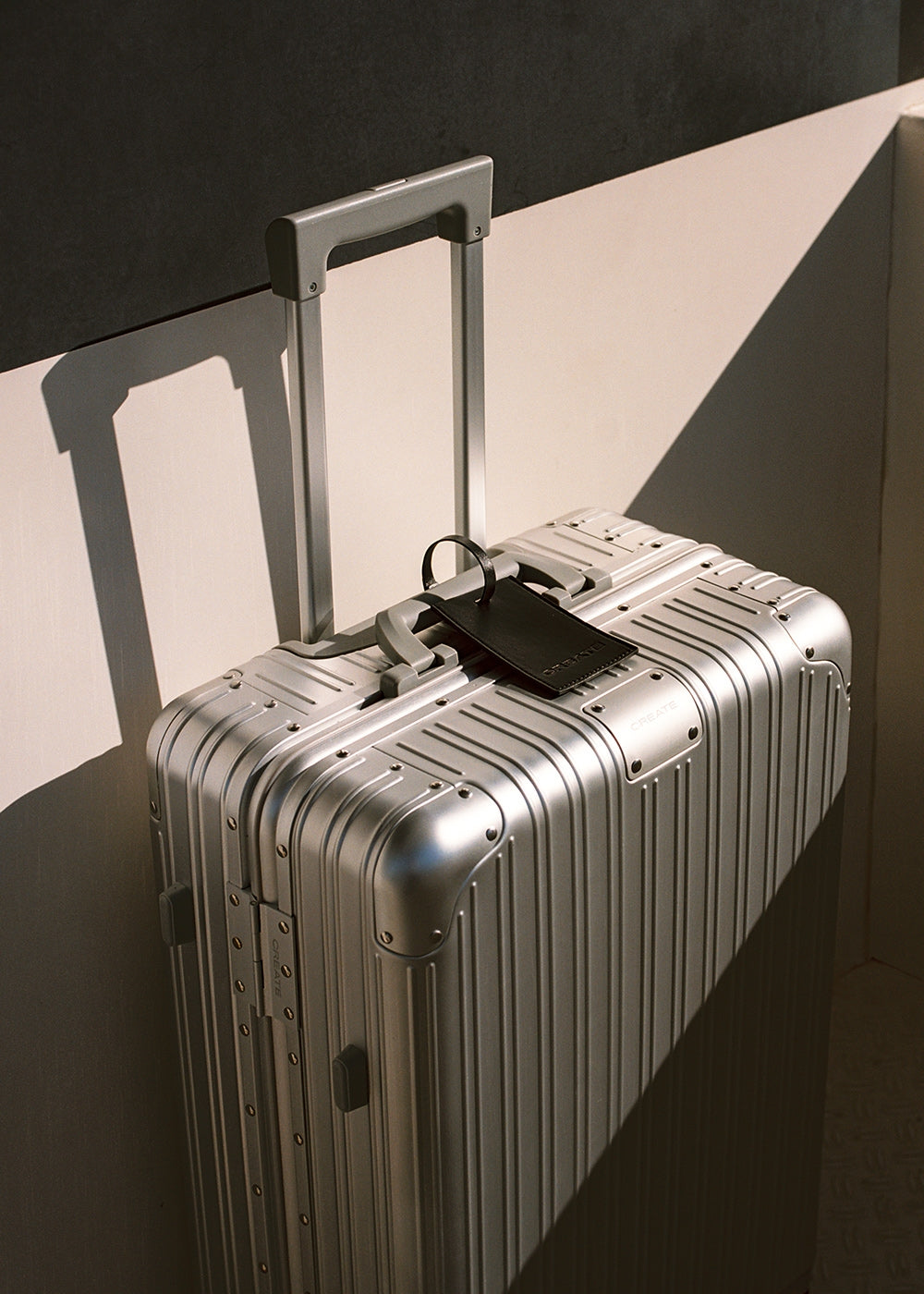 Luggage Aluminium - Maleta Rígida De Aluminio Con Cerradura Tsa & Ruedas Multidireccionales - Check-in M - Plata