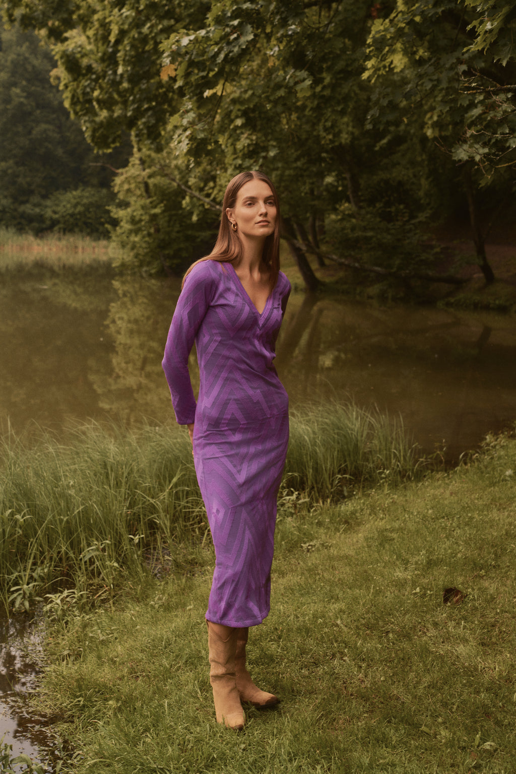 Michonet – Jurk Chevron Uva, model in een lange paarse jurk met motief, vooraanzicht