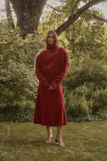 Michonet – Jersey Bergen Red, modelo femenina con vestido rojo de punto con flecos, vista frontal