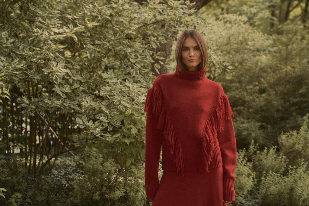 Michonet – Jersey Bergen Red, modelo con jersey rojo de cuello vuelto y flecos, vista frontal